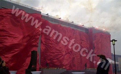Feestelijke opening KIA Nederland - confetti vuurwerk vallend doek onthulling spectaculaire opening