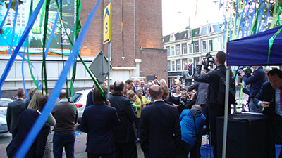 Officiële opening 95e huisje - doek KLM en Heineken